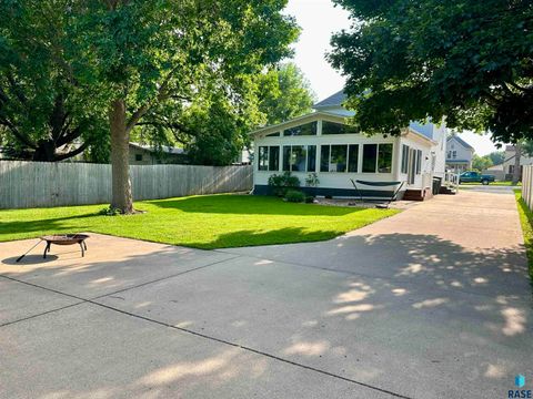 Single Family Residence in Luverne MN 121 S East Park St Street 2.jpg