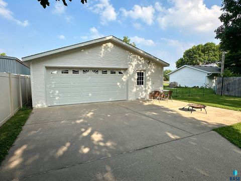 Single Family Residence in Luverne MN 121 S East Park St Street 1.jpg
