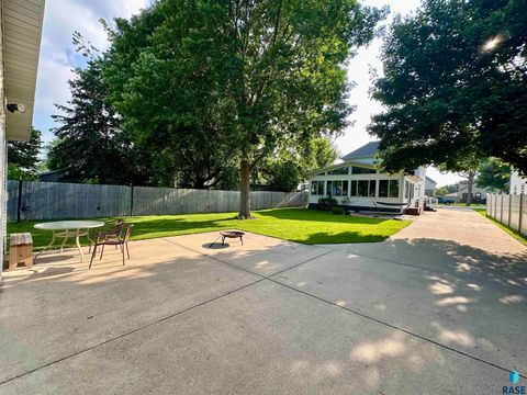 Single Family Residence in Luverne MN 121 S East Park St Street 3.jpg