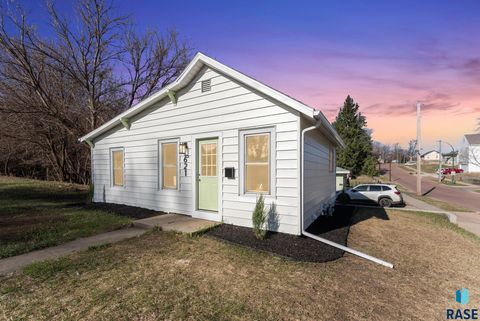 Single Family Residence in Sioux Falls SD 621 N Lewis Ave Avenue.jpg