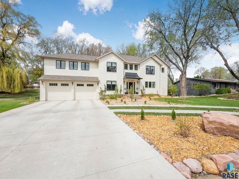 Single Family Residence in Sioux Falls SD 2841 E Old Orchard Trl Trail.jpg