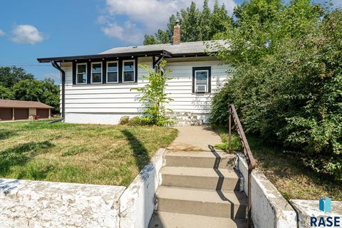 Single Family Residence in Sioux Falls SD 1700 E 7th St Street.jpg