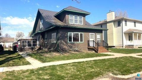 Single Family Residence in Beresford SD 209 S 3rd St Street.jpg
