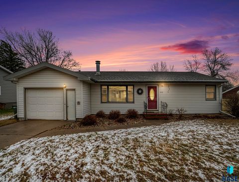 Single Family Residence in Luverne MN 1018 N Elm St Street.jpg