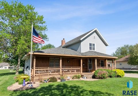 Single Family Residence in Luverne MN 1013 N Blue Mound Ave Avenue.jpg