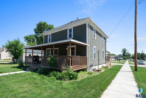 Single Family Residence in Lennox SD 421 W 1st Ave Avenue.jpg