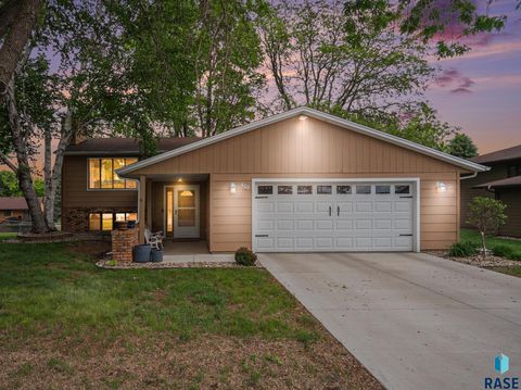 Single Family Residence in Brandon SD 408 S Yellowstone Dr Drive.jpg