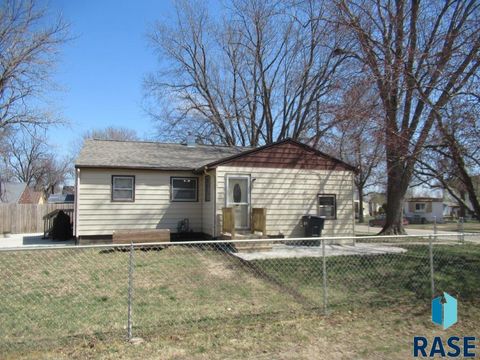 Single Family Residence in Luverne MN 116 Meade Ct Court.jpg