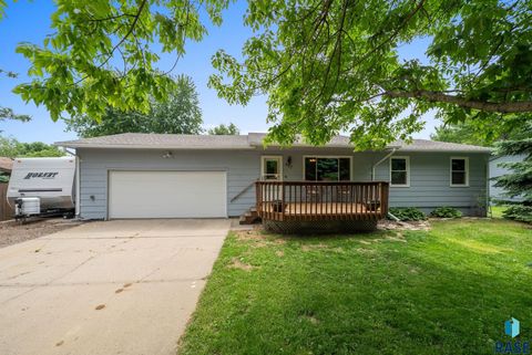 Single Family Residence in Crooks SD 607 E 3rd St Street.jpg