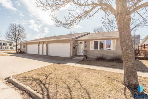 Townhouse in Luverne MN 103 W Warren St Street.jpg