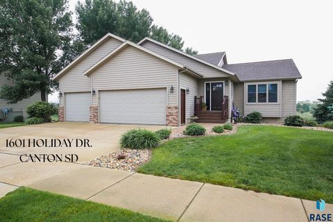 Single Family Residence in Canton SD 1601 Holiday Dr Drive.jpg