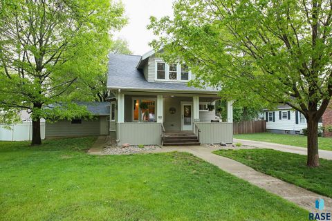 Single Family Residence in Beresford SD 105 N 7th St Street.jpg
