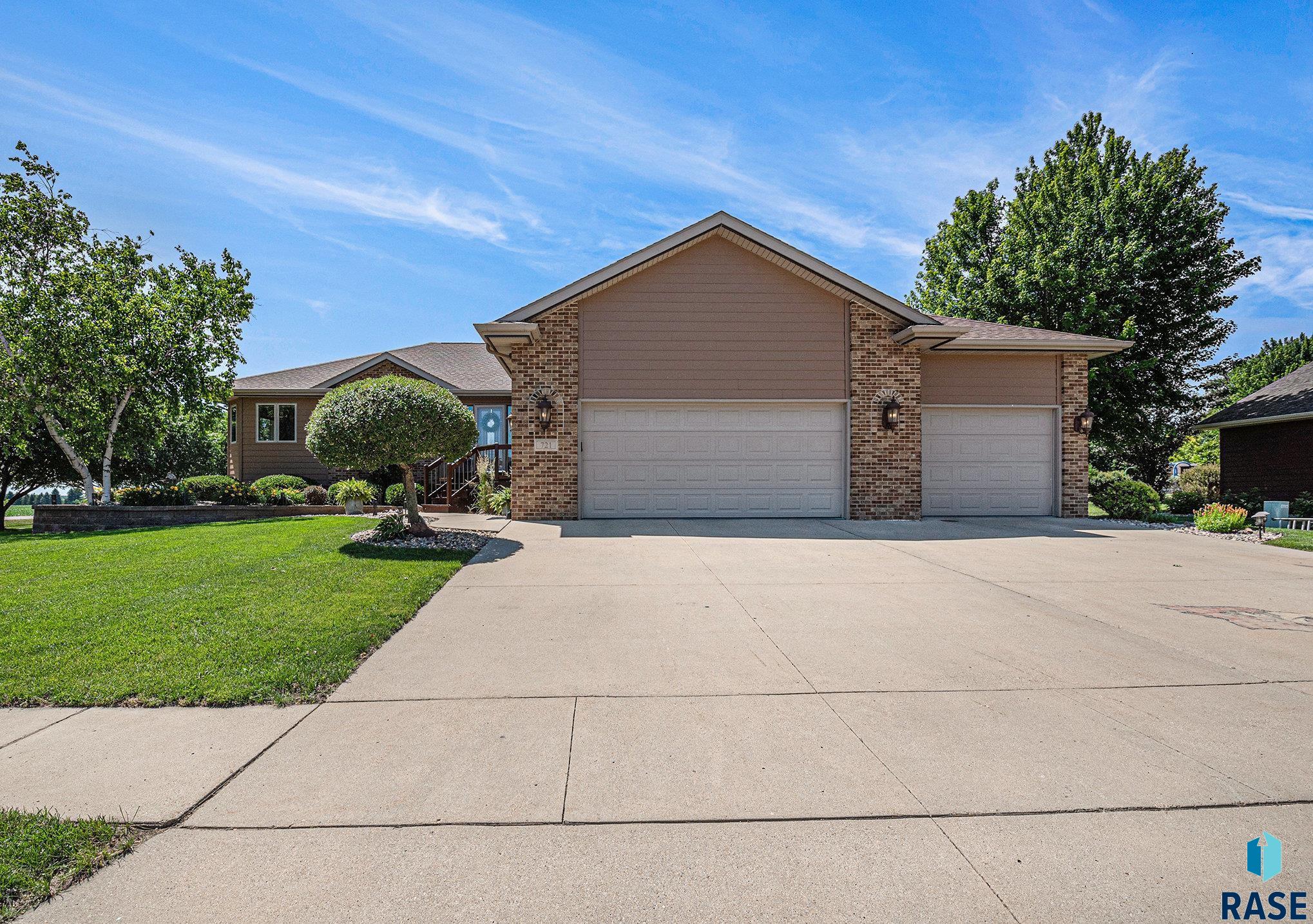 Single Family Residence in Luverne MN 721 Britz Dr Drive 3.jpg