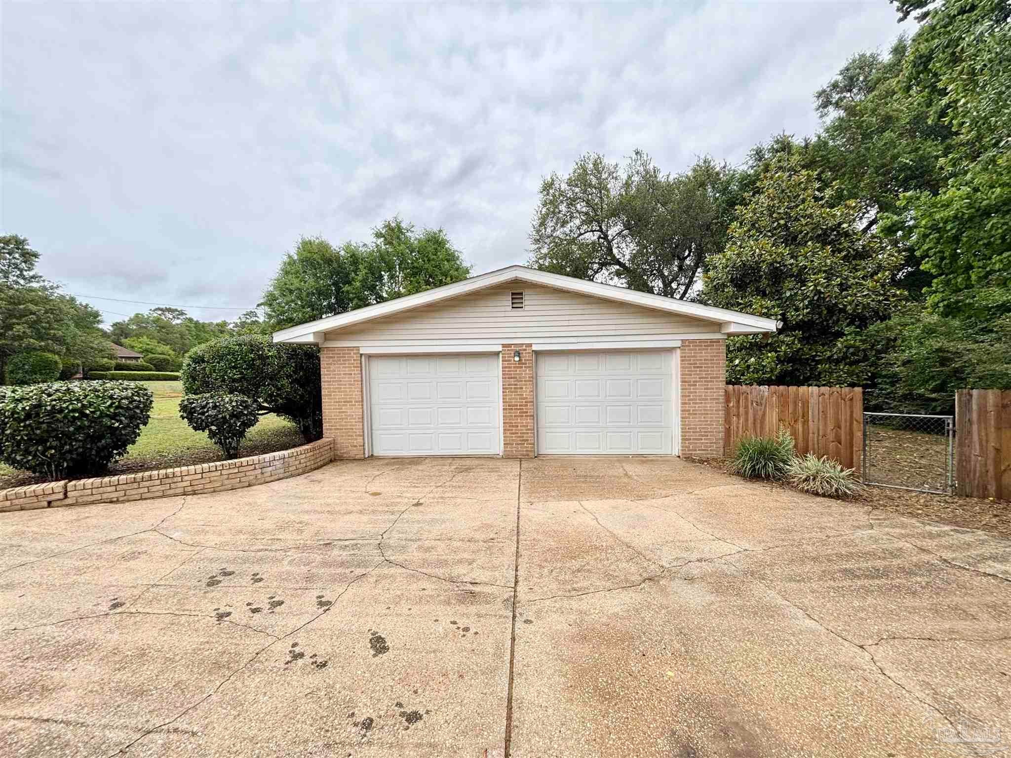 6384 Confederate Dr, Pensacola, FL 32503 photo