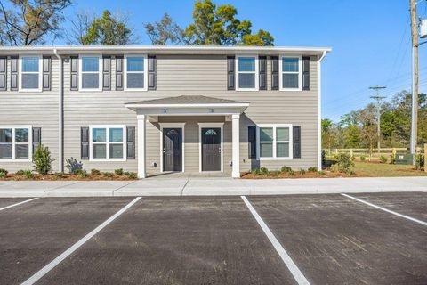 Townhouse in CRAWFORDVILLE FL 6 Montauk Circle.jpg