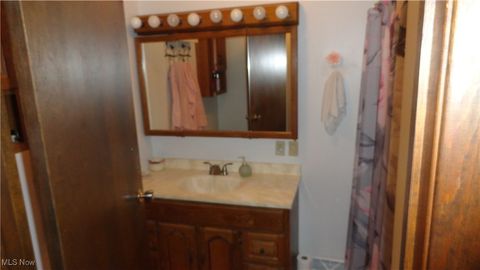 Single Family Residence in Chester WV 2068 Lincoln Highway 13.jpg