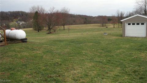 Single Family Residence in Chester WV 2068 Lincoln Highway 6.jpg