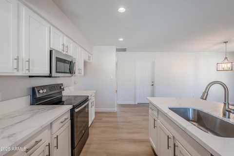 Single Family Residence in Phoenix AZ 2728 REDFIELD Road 4.jpg