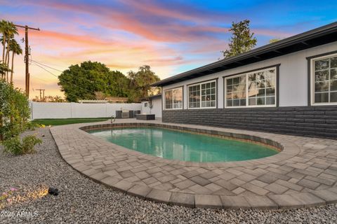 Single Family Residence in Phoenix AZ 1302 W Golden Lane.jpg