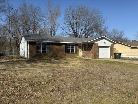 Single Family Residence in Springdale AR 2404 Woodland Avenue.jpg