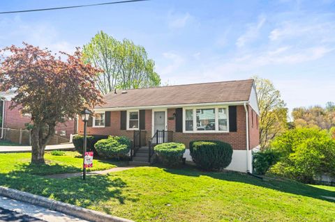 Single Family Residence in STAUNTON VA 2204 Davis St.jpg
