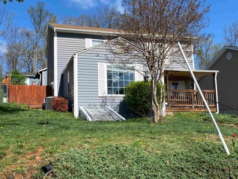 Single Family Residence in STAUNTON VA 29 Orchard.jpg