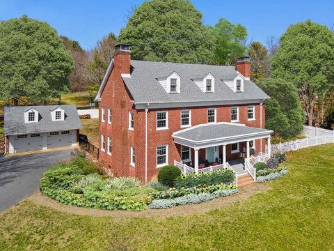 Single Family Residence in STAUNTON VA 1610 N Augusta St.jpg