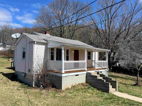 Single Family Residence in STAUNTON VA 409 Ramsey St.jpg