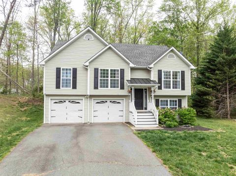 Single Family Residence in CHARLOTTESVILLE VA 1408 Maymont Ct.jpg