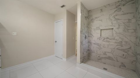 Single Family Residence in Jacksonville FL 11734 Wynell Rd 9.jpg