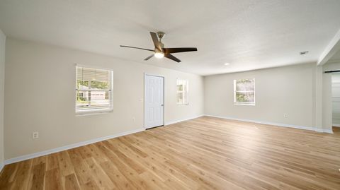 Single Family Residence in Jacksonville FL 11734 Wynell Rd 5.jpg