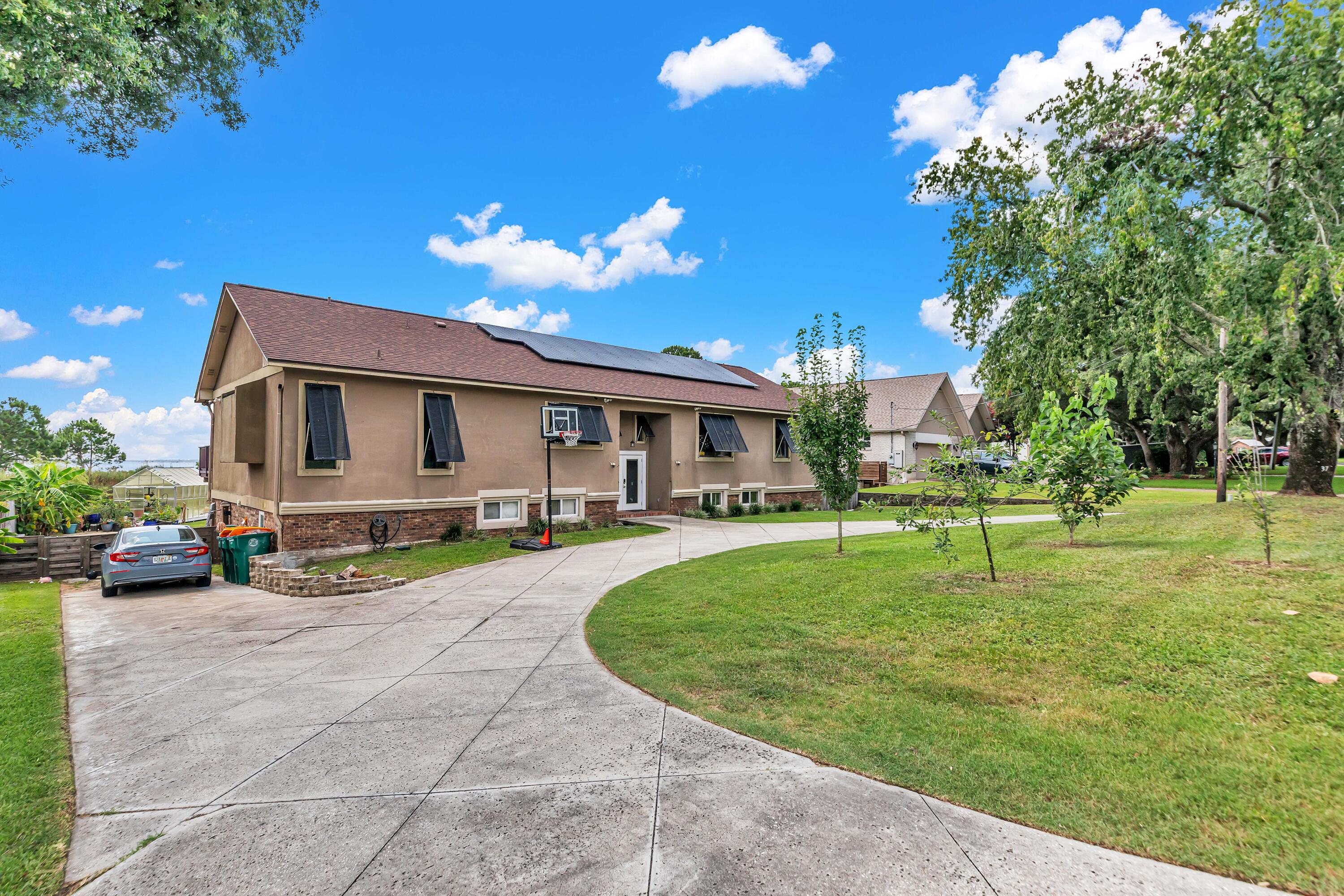 37 Country Club Rd, Shalimar, FL 32579