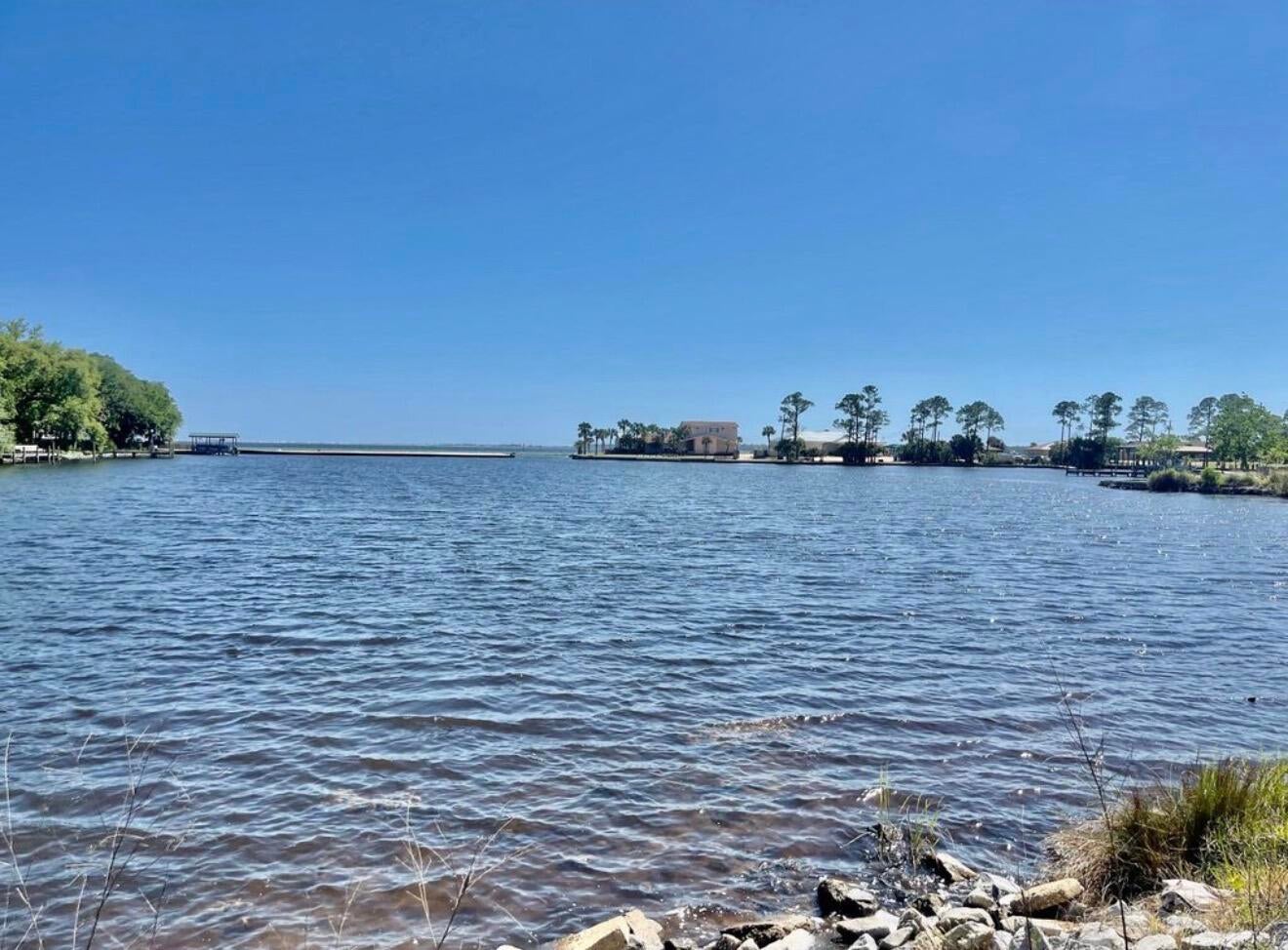 34 Meigs Dr, Shalimar, FL 32579