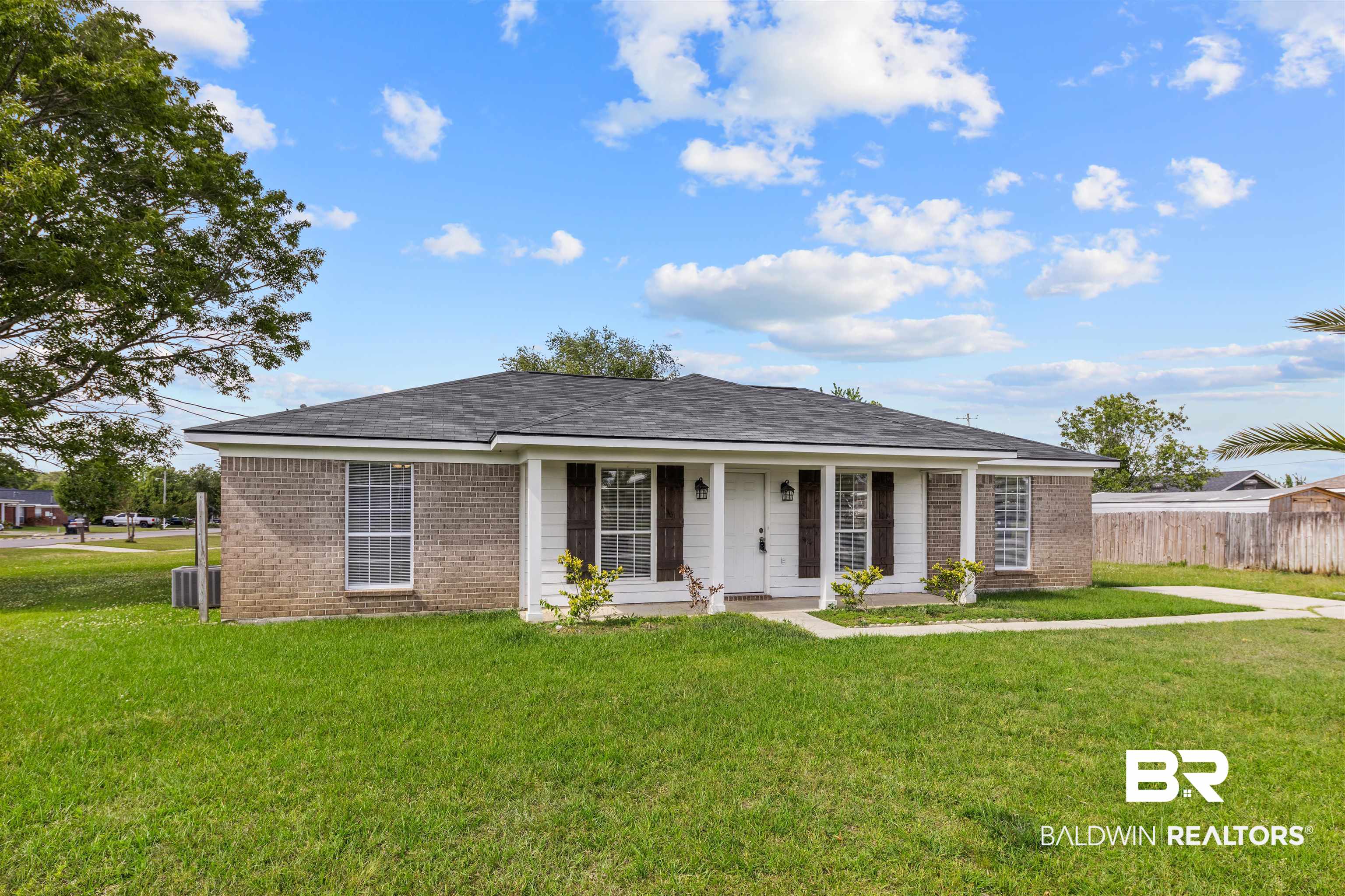 18979 Dalewood Cir, Robertsdale, AL 36567