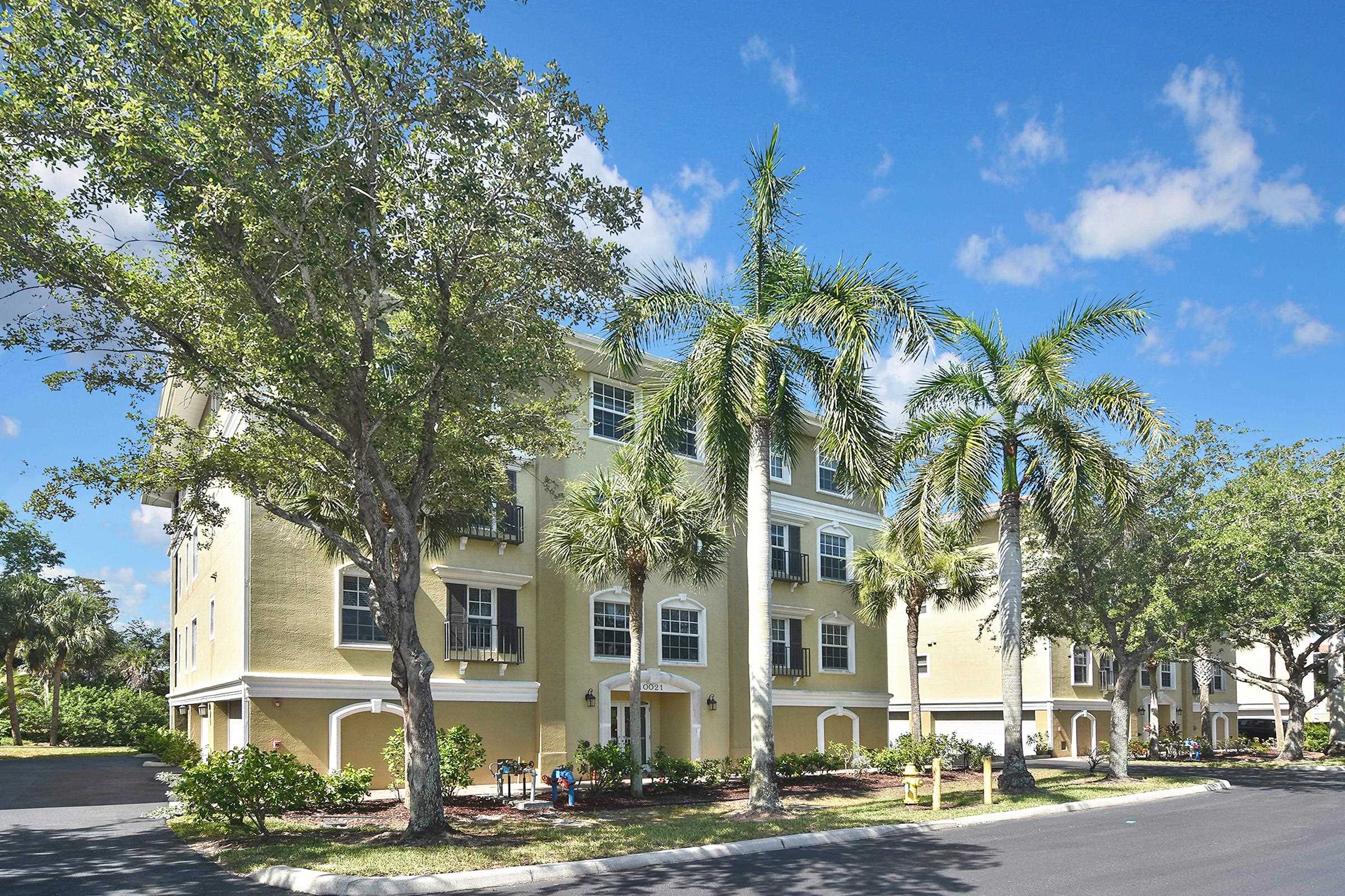 10021 Lake Cv, Fort Myers, FL 33908