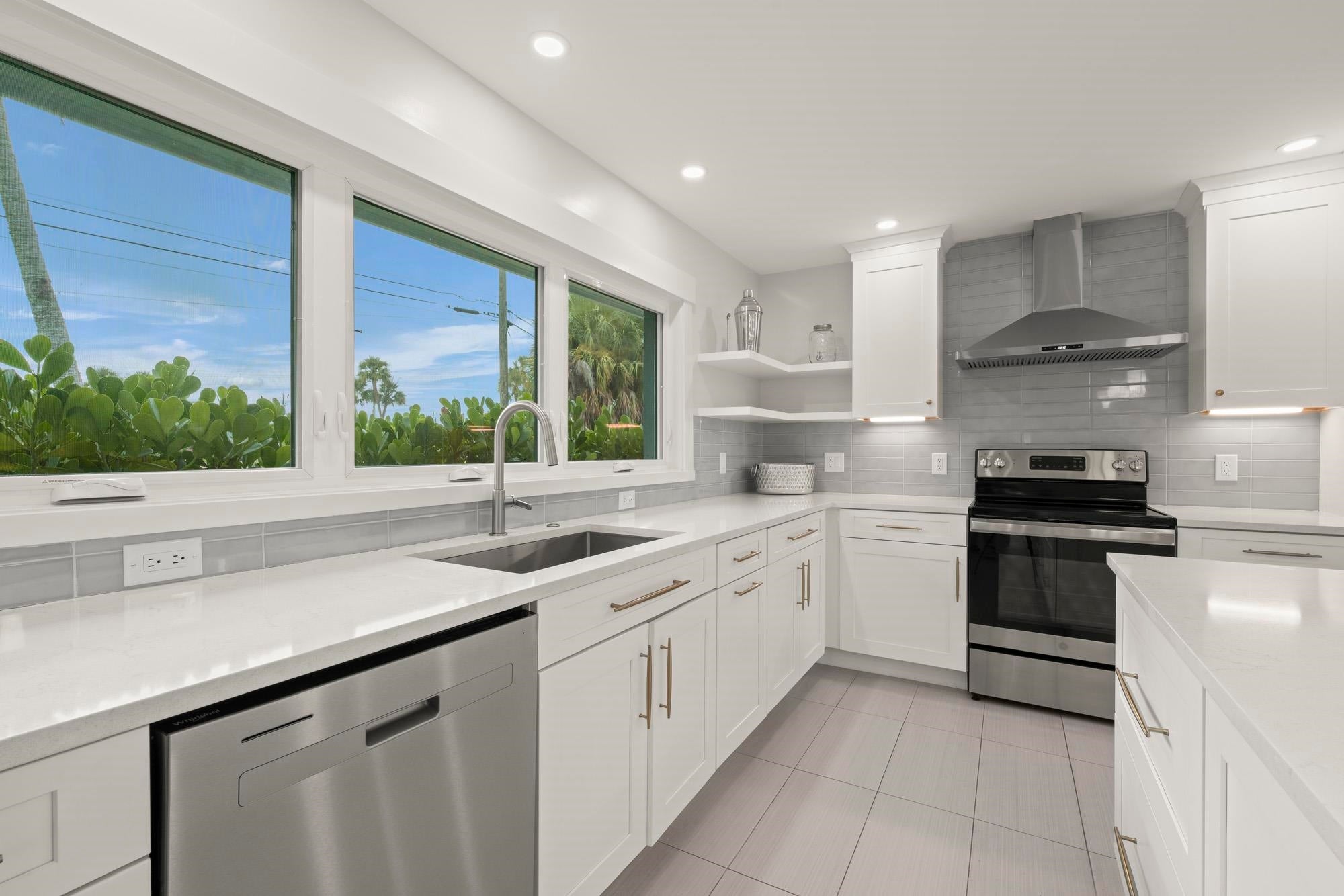 5305 Bayview Ct, Cape Coral, FL 33904 photo