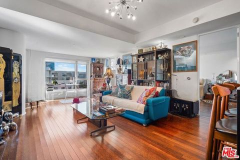Condominium in Los Angeles CA 6250 HOLLYWOOD Boulevard.jpg