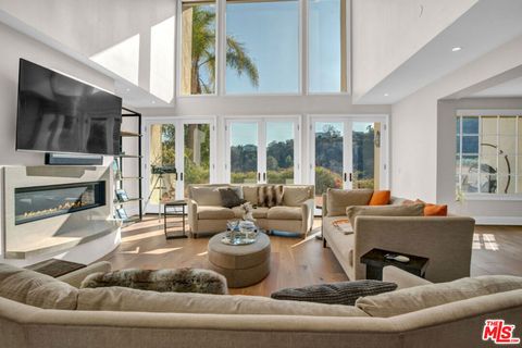 Single Family Residence in Los Angeles CA 2171 Ridge Drive.jpg