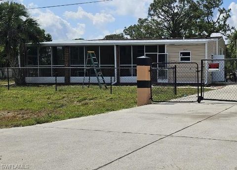 Single Family Residence in NORTH FORT MYERS FL 2425 Case LN.jpg