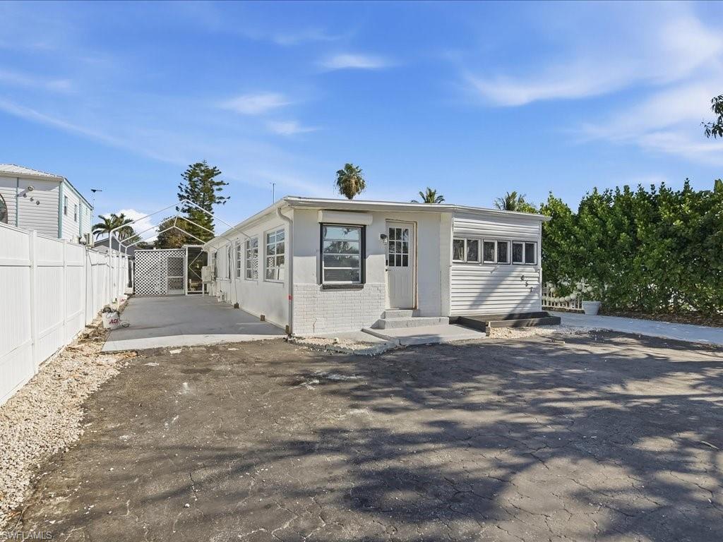 657 Palm Ave, Goodland, FL 34140