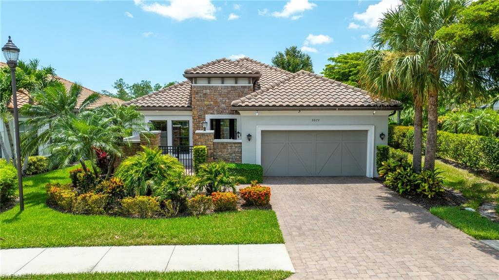 8879 Vaccaro Ct, Naples, FL 34119 photo