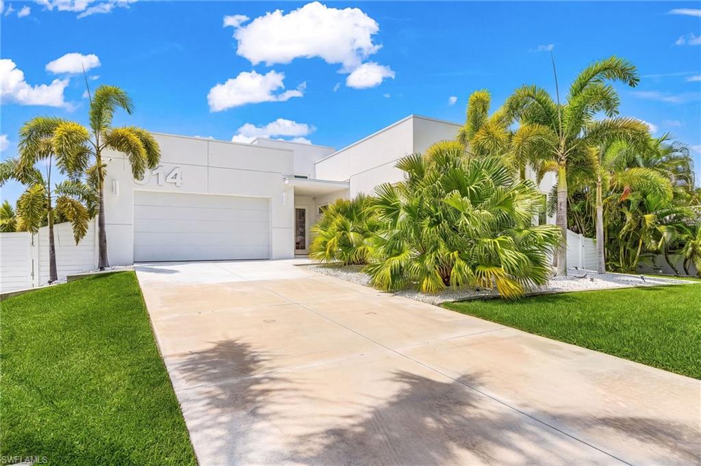914 Dolphin Dr, Cape Coral, FL 33904