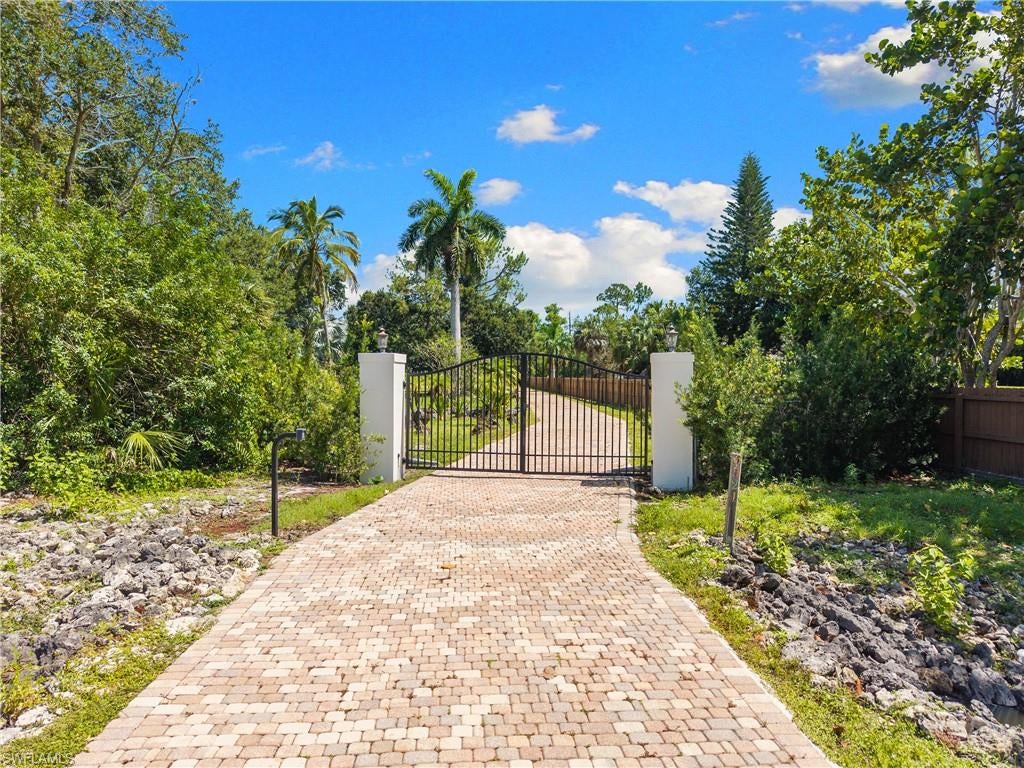 6521 Livingston Woods Ln, Naples, FL 34109 photo