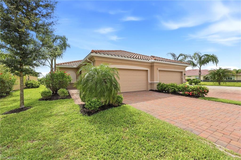 2584 Vine Ave, Naples, FL 34120 photo