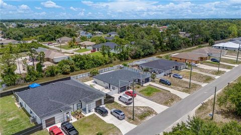 Duplex in LEHIGH ACRES FL 4520 Douglas LN 20.jpg