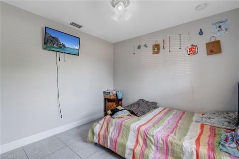 Duplex in LEHIGH ACRES FL 4520 Douglas LN 14.jpg