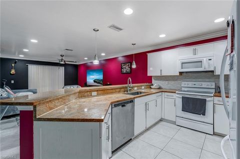 Duplex in LEHIGH ACRES FL 4520 Douglas LN 7.jpg