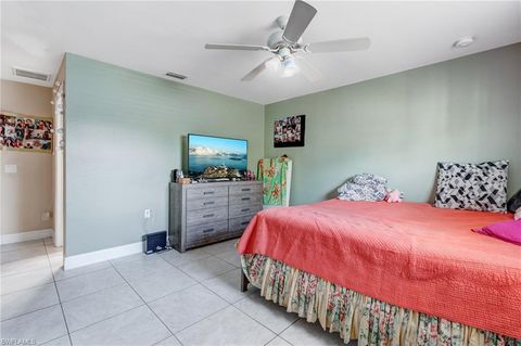 Duplex in LEHIGH ACRES FL 4520 Douglas LN 10.jpg