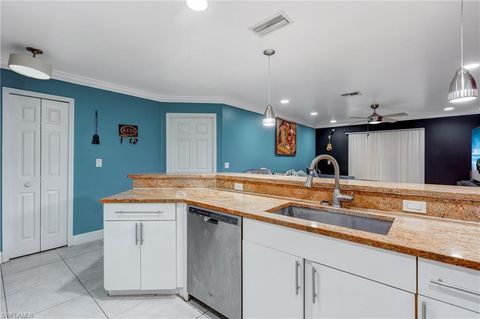 Duplex in LEHIGH ACRES FL 4520 Douglas LN 8.jpg