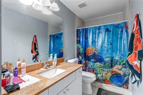 Duplex in LEHIGH ACRES FL 4520 Douglas LN 15.jpg